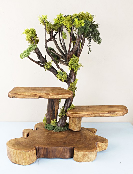 Дерев'яна підставка з деревом для кондитерських виробів