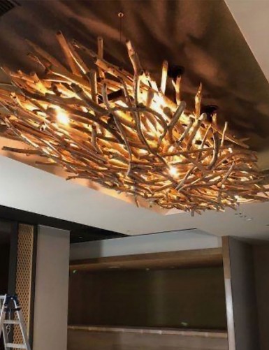 Світильник на стелю, люстра з дерев'яних гілок