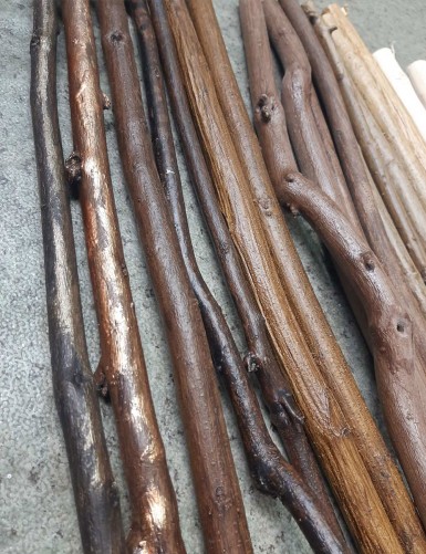 Перегородка из природных веток и искусственных растений