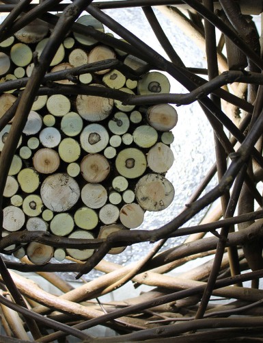 Настенный светильник из деревянных веток с RGB подсветкой