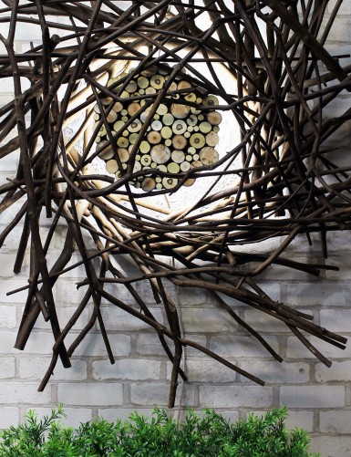 Настенный светильник из деревянных веток с RGB подсветкой